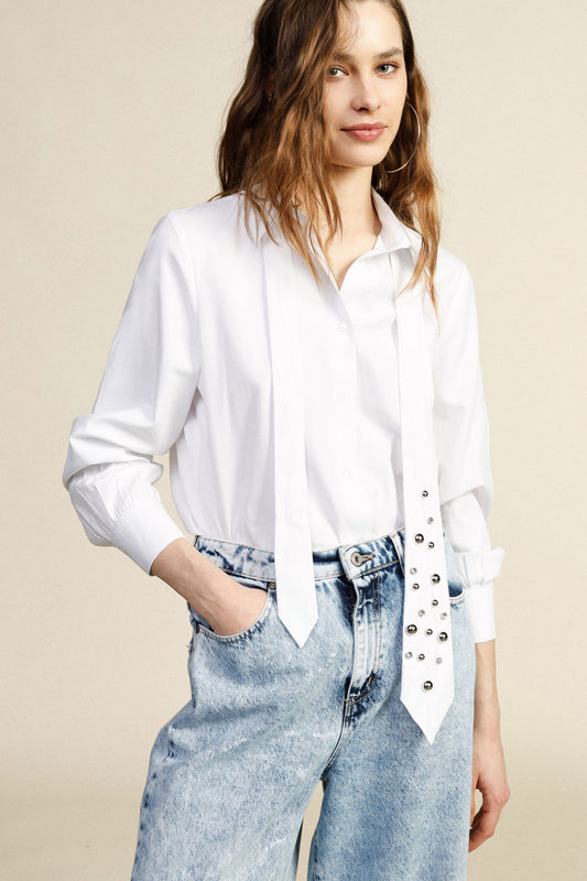 Camicia con cravatta decorata borchie e maniche lunghe