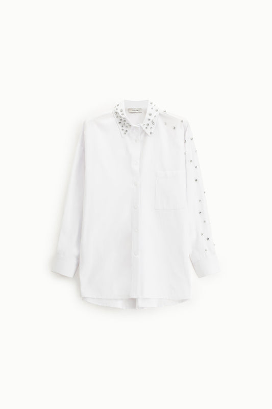 Camicia lunga con borchie, tasca e collo a punta