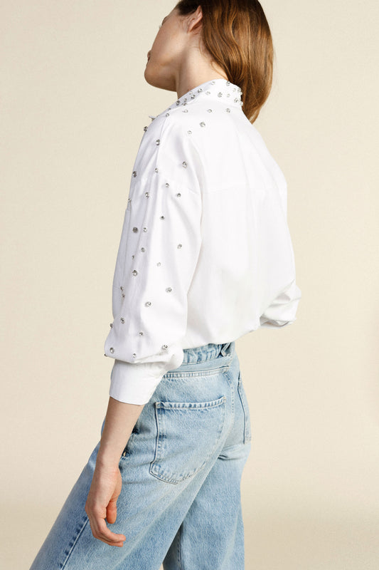 Camicia lunga con borchie, tasca e collo a punta