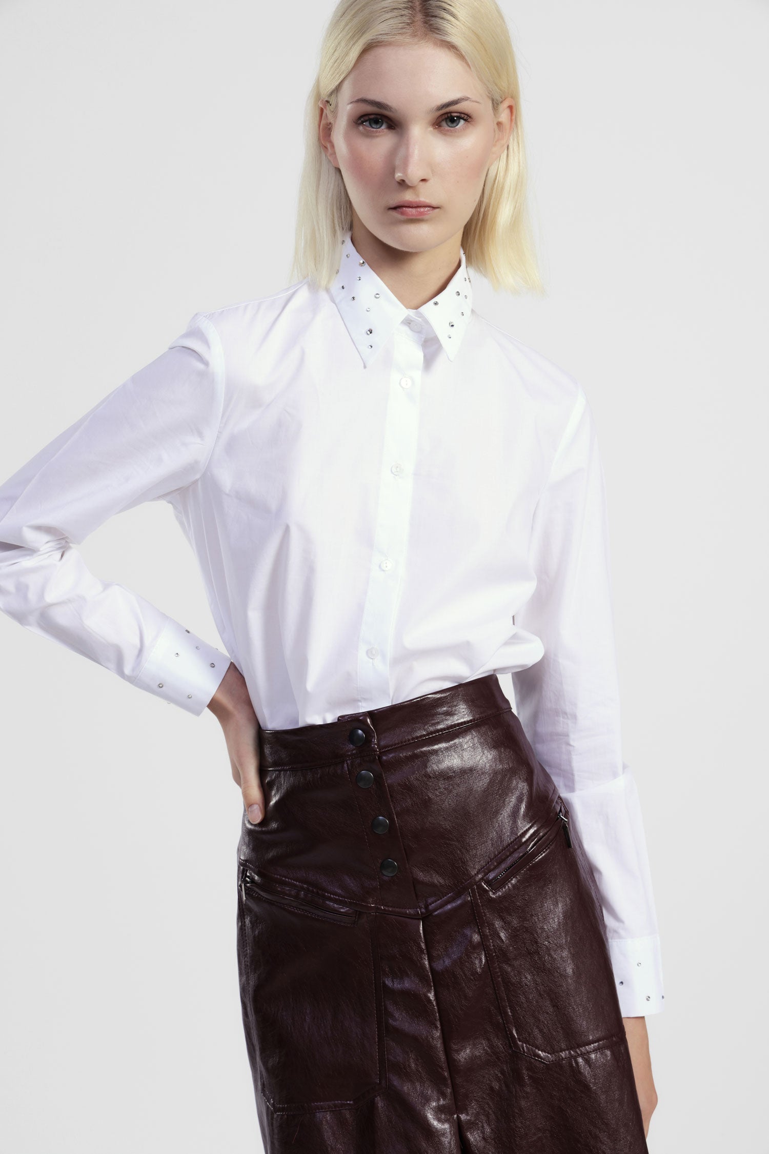 Camicia cropped con bottini e dettagli gioiello