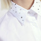 Camicia cropped con bottini e dettagli gioiello