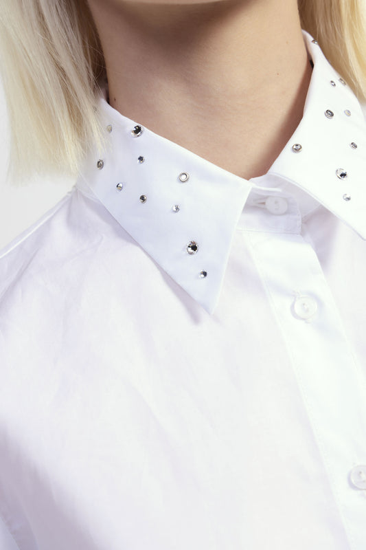 Camicia cropped con bottini e dettagli gioiello