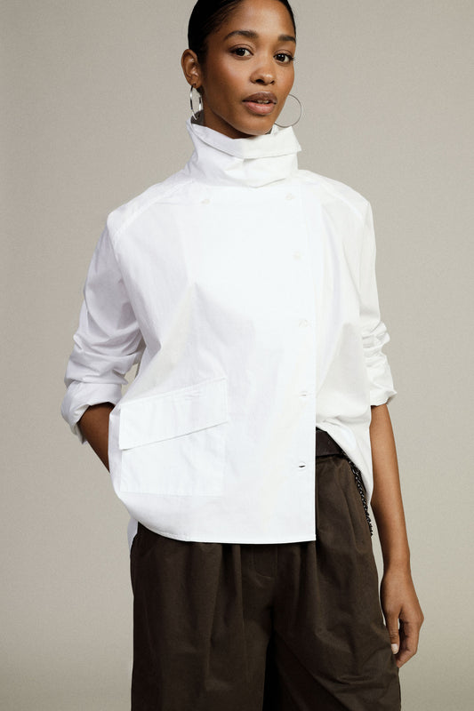 Camicia ampia con collo alto asimmetrico e tasca