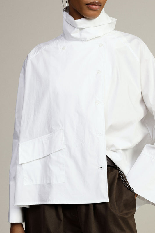 Camicia ampia con collo alto asimmetrico e tasca