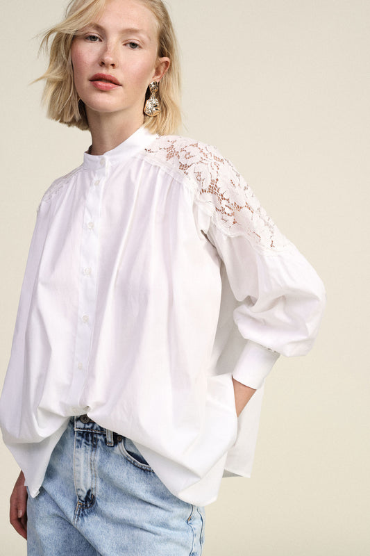Camicia ampia con inserti in pizzo e bottoni