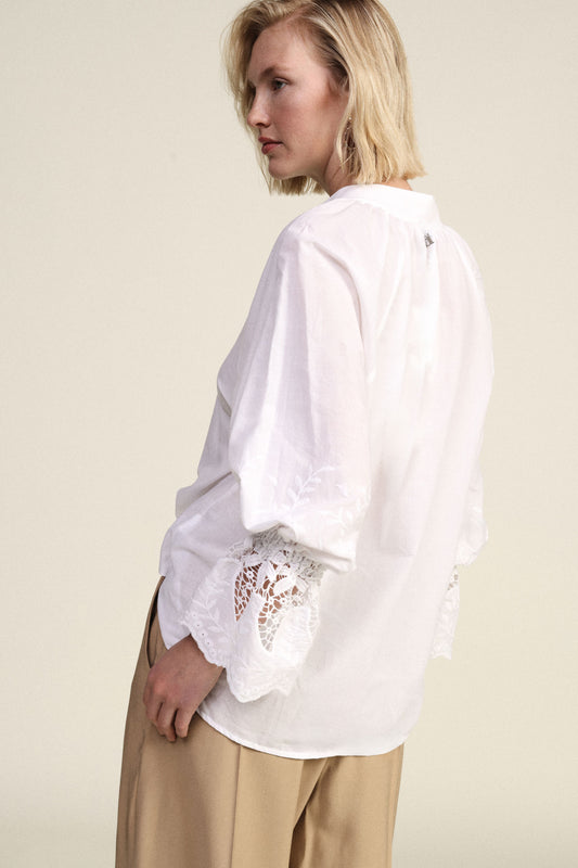Camicia con maniche svasate e dettagli floreali