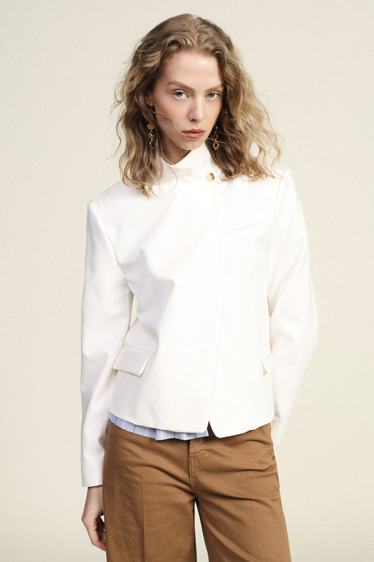 Blazer corto con collo alto e chiusura asimmetrica