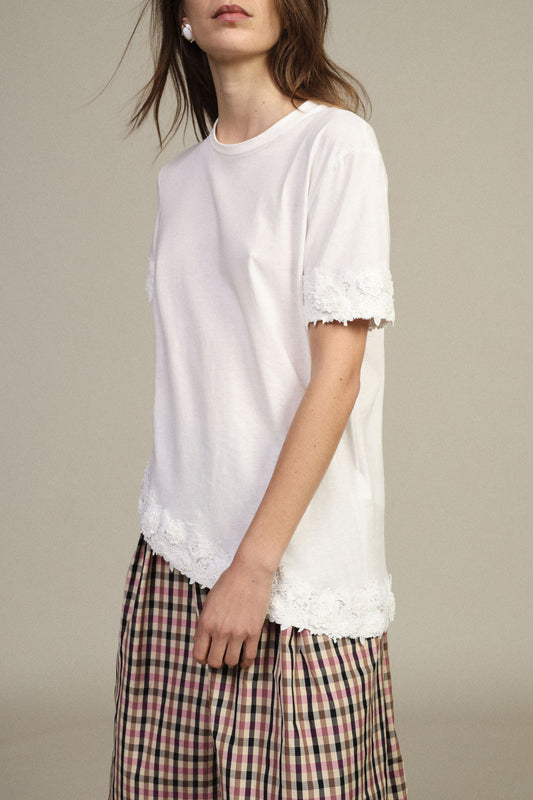 T-shirt asimmetrica con bordi in pizzo corto