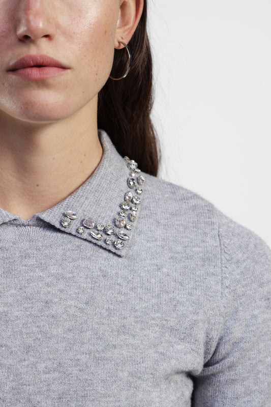 Pullover con colletto decorato