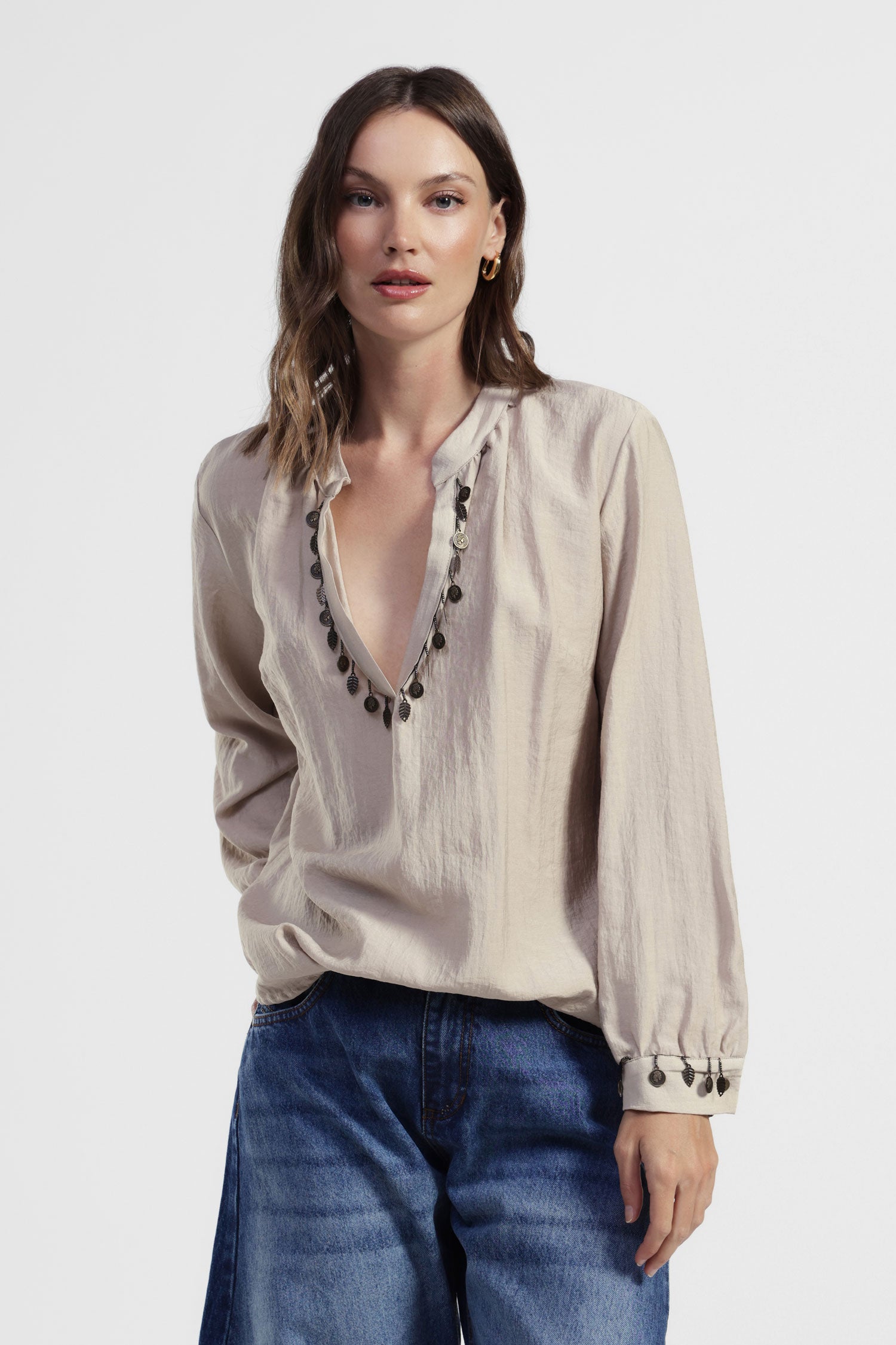 Camicia con maniche lunghe e dettagli metallici