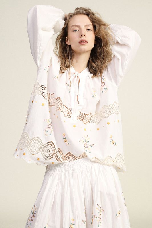 Blusa ampia ricamo floreale inserti pizzo