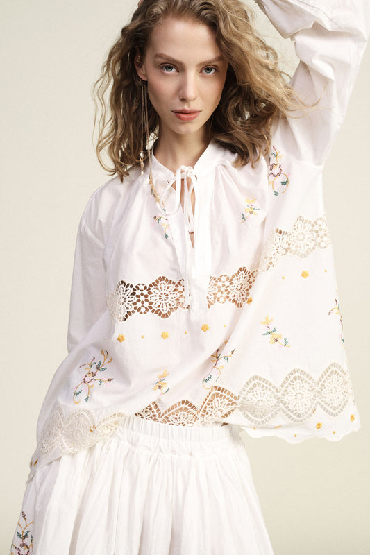 Blusa ampia ricamo floreale inserti pizzo