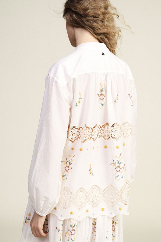 Blusa ampia con ricami floreali e inserti traforati