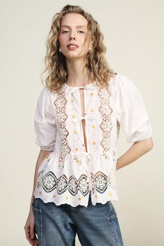 Blusa ricamata con maniche corte e dettagli traforati