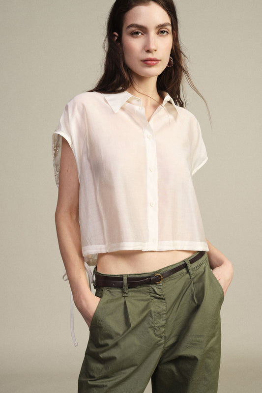 Camicia cropped senza maniche con ricamo floreale