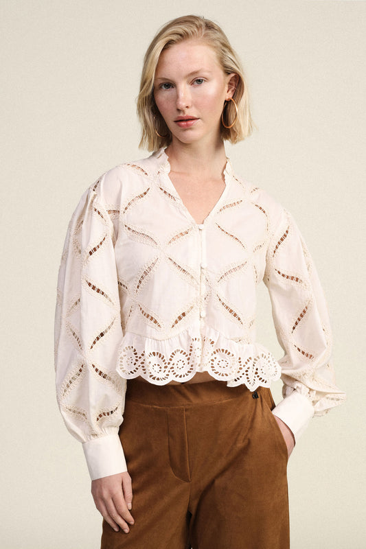 Camicia ricamata con maniche ampie e orlo smerlato