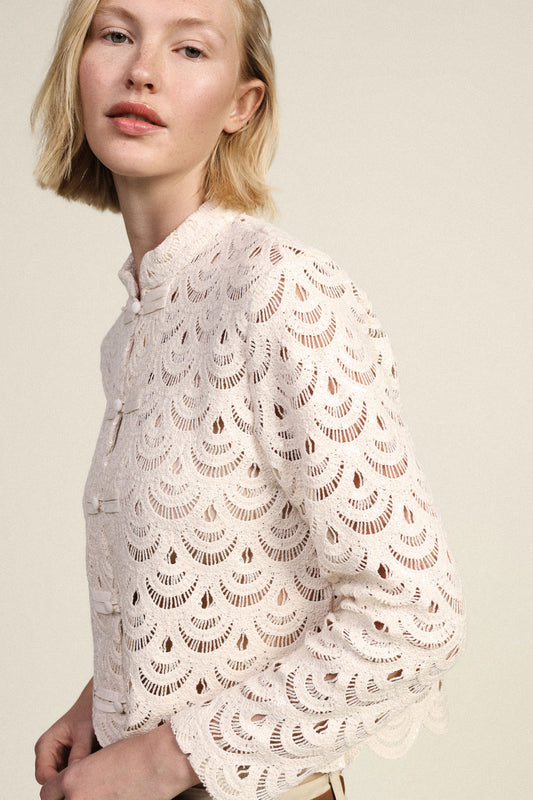 Camicia in pizzo con profili smerlati e bottoni