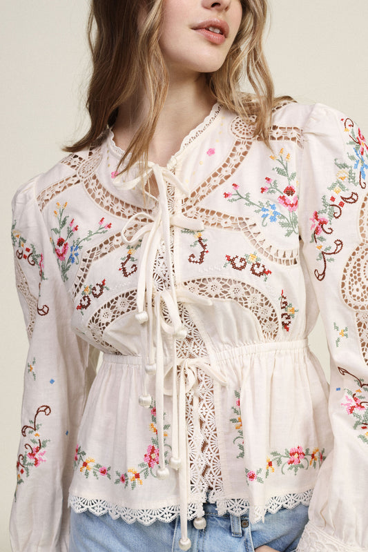 Giacca camicia con ricami floreali e maniche arricciate
