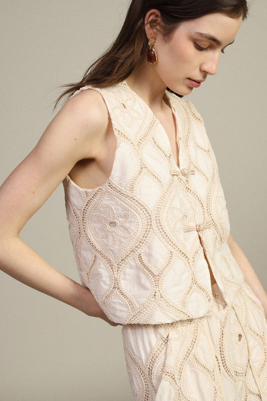 Gilet corto con ricamo geometrico e alamari