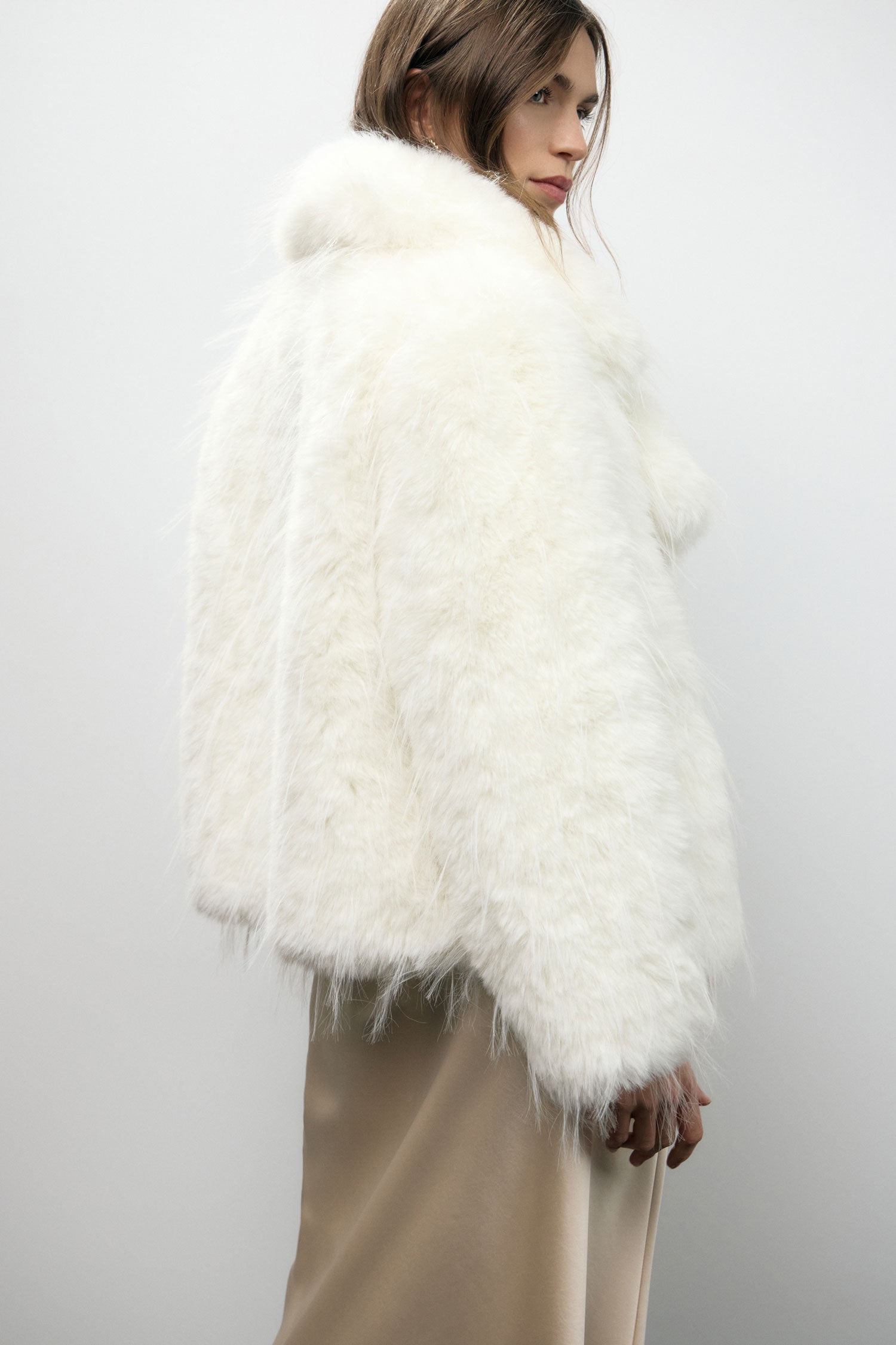 Eco-fur corta con ampio revers e maniche lunghe – Lizzy Roma