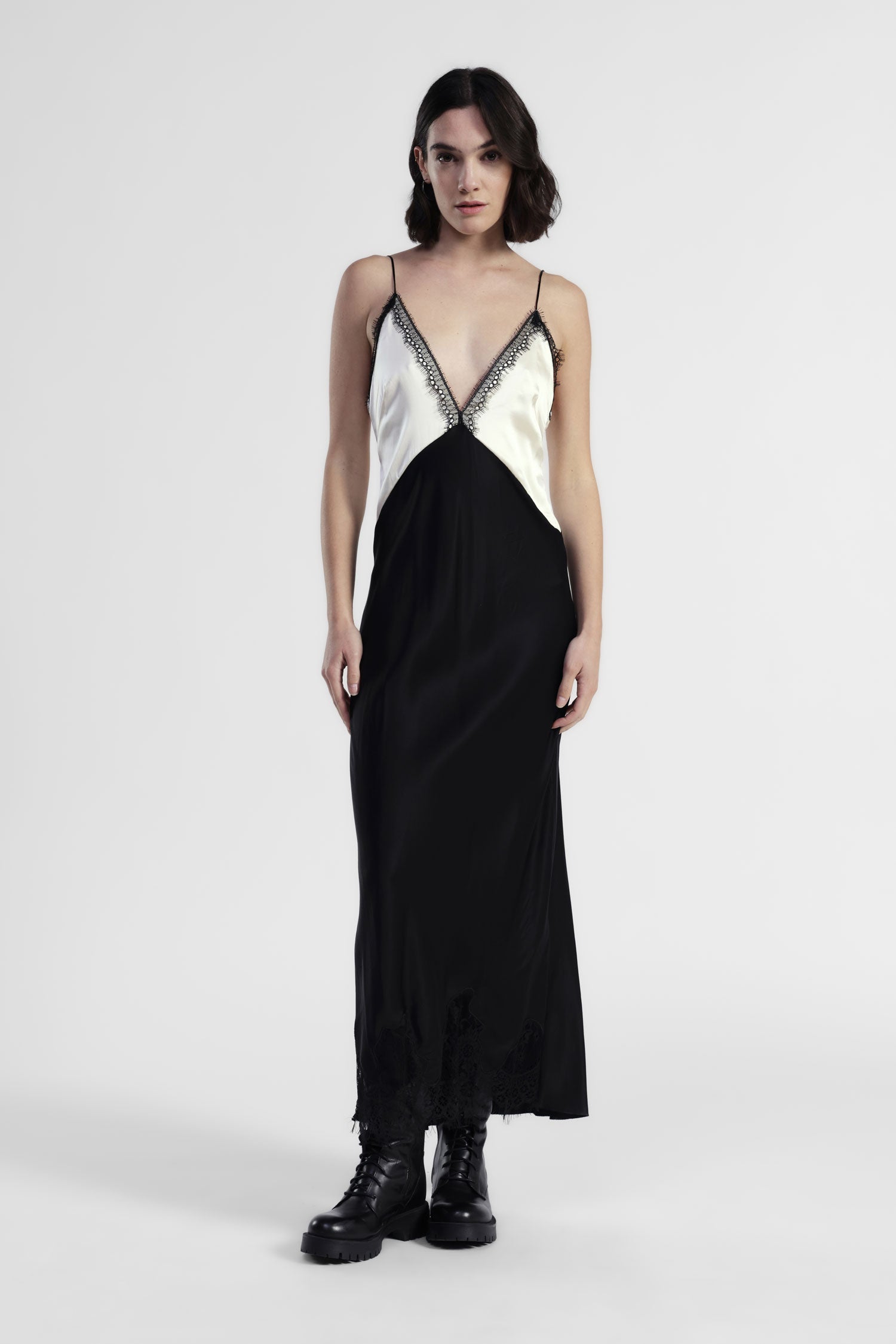 Dress lungo con spalline sottili e dettagli in pizzo