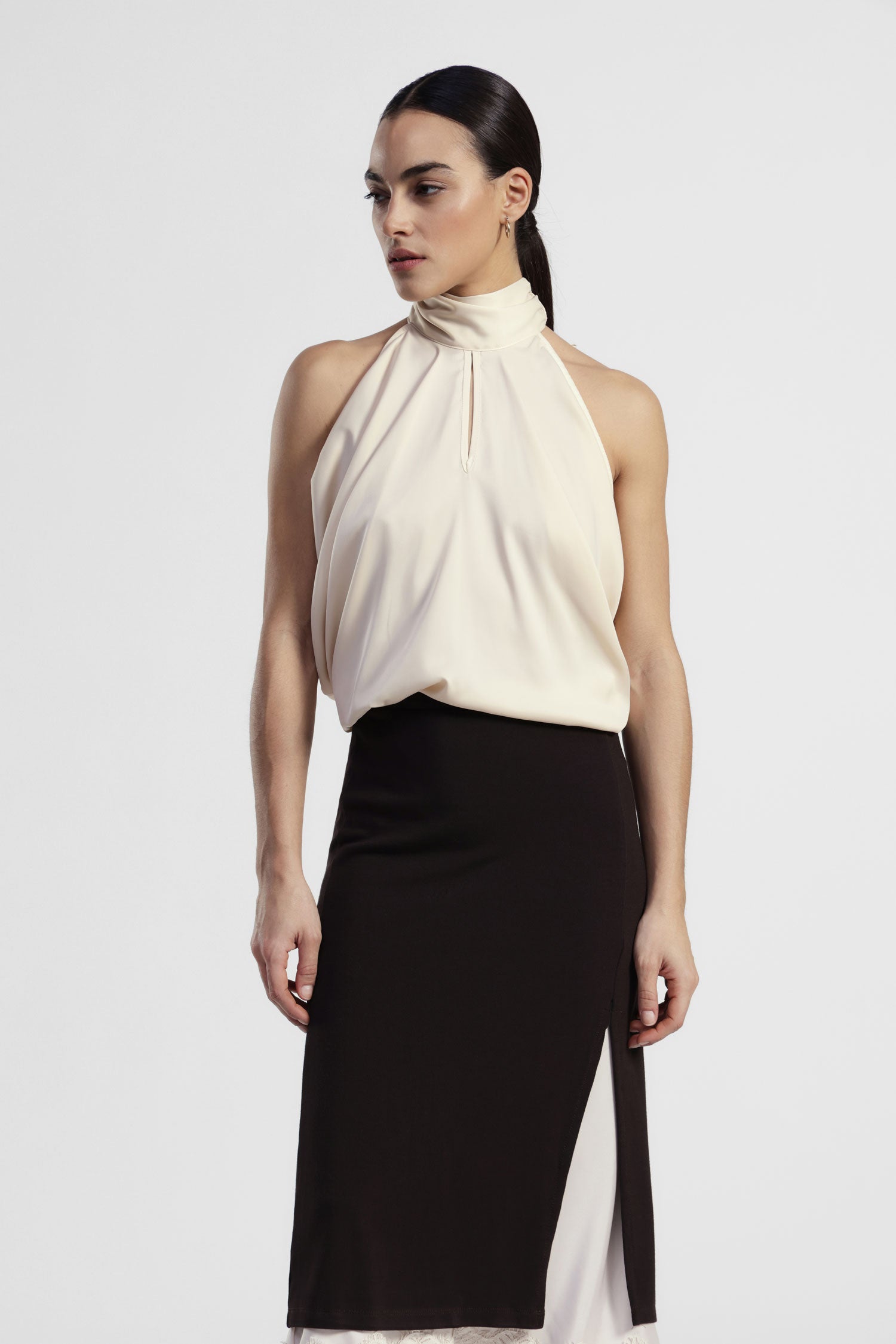 Top con drappeggio ampio e collo morbido