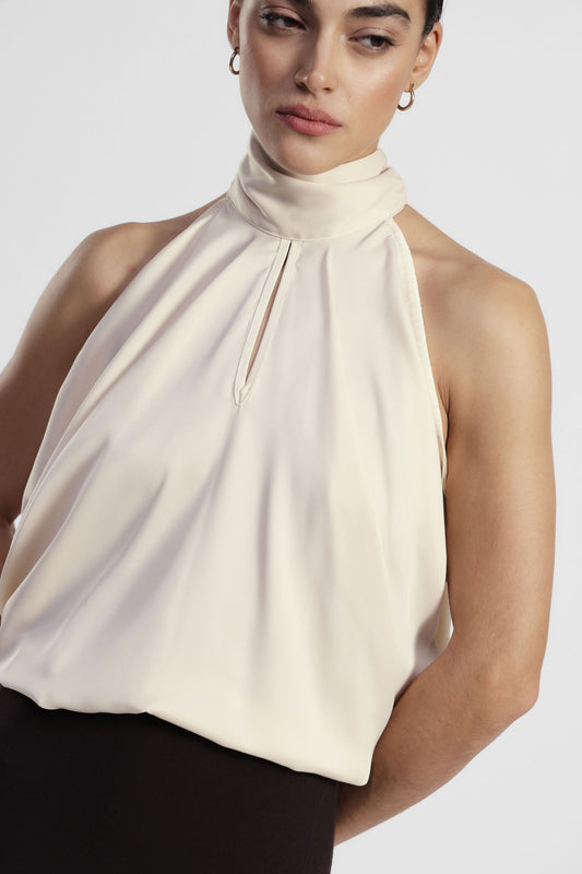 Top con drappeggio ampio e collo morbido