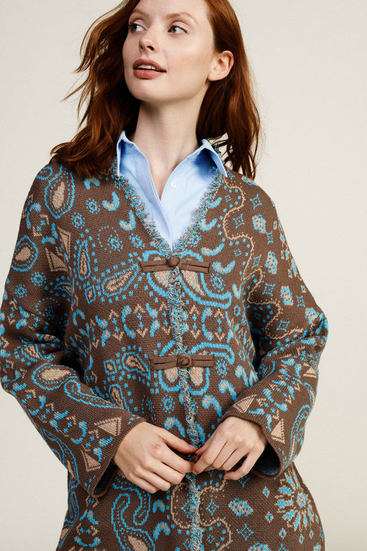 Cardigan con chiusura alamari e tasche frontali