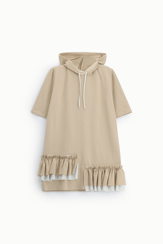 Abito corto con cappuccio e balze asimmetriche