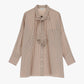 Camicia con righe e cravatta decorata