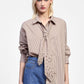 Camicia con righe e cravatta decorata