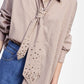 Camicia con righe e cravatta decorata