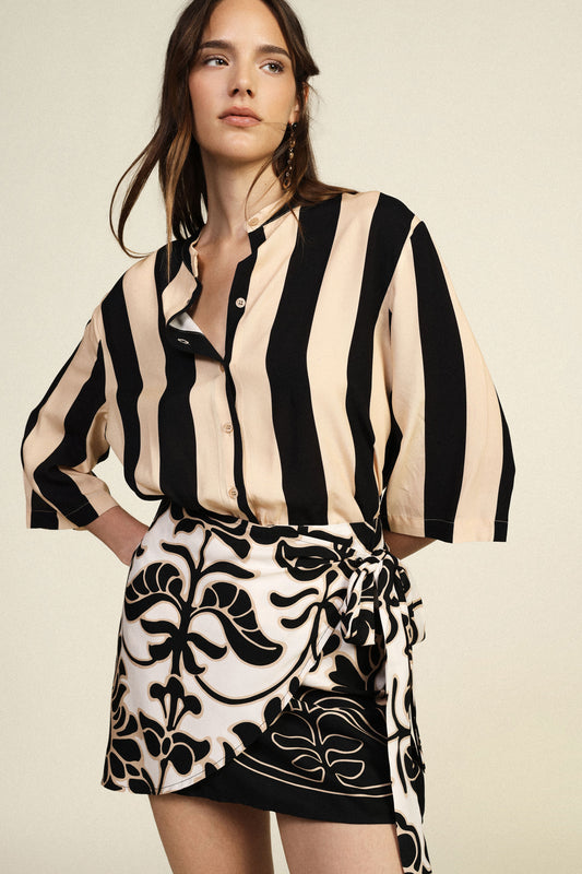 Camicia a righe con nodo frontale e maniche 3/4