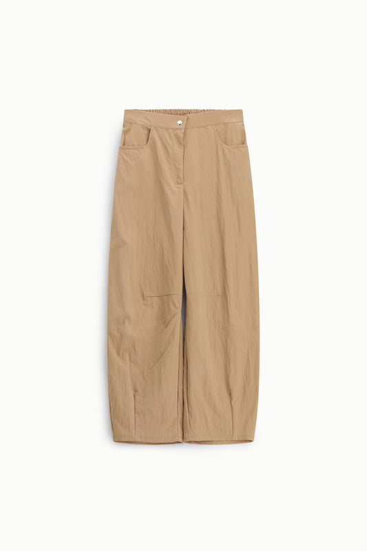 Pantaloni palazzo a gamba ampia con pinces visibili
