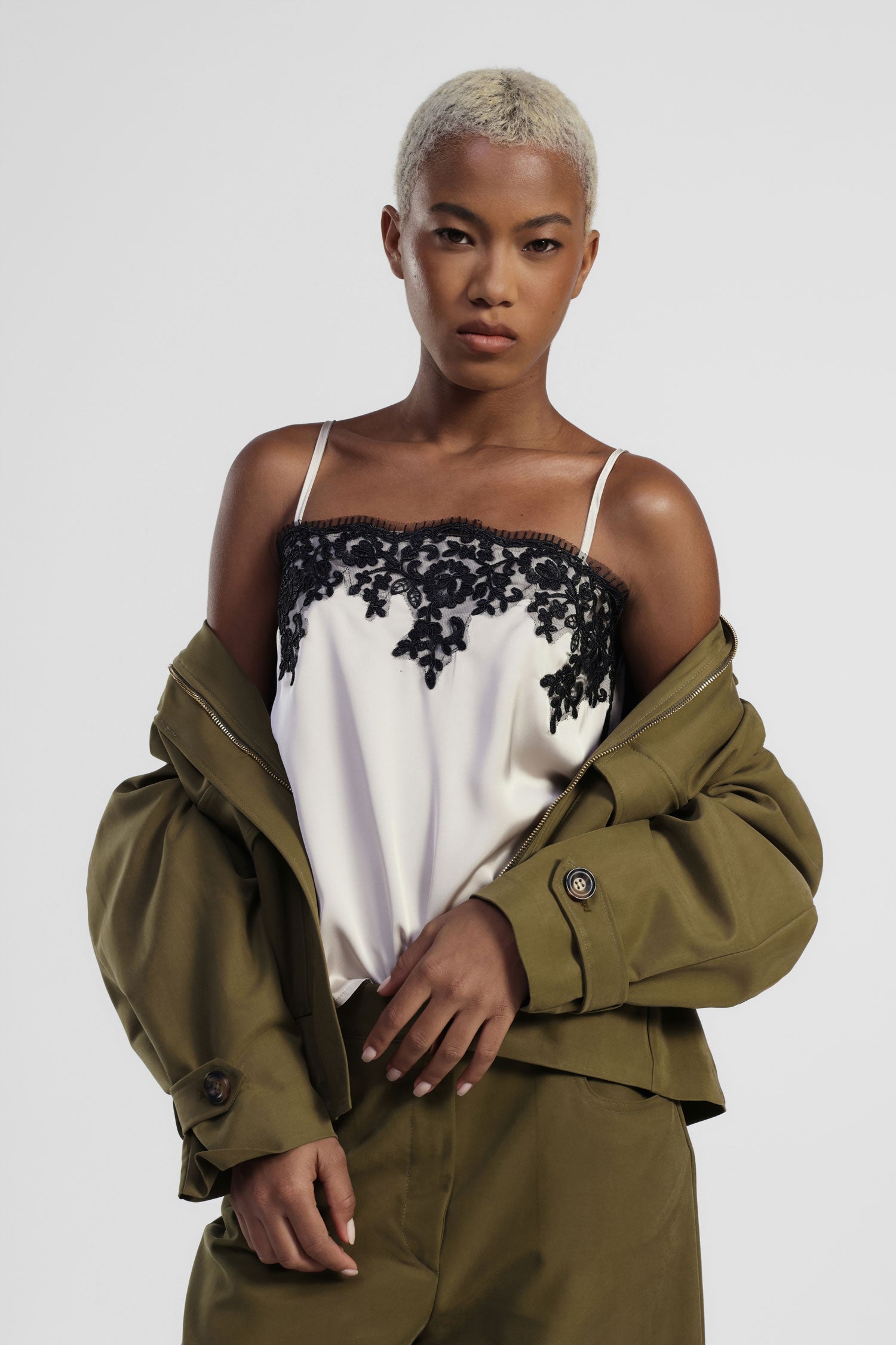 Top spalline sottili ricamo floreale