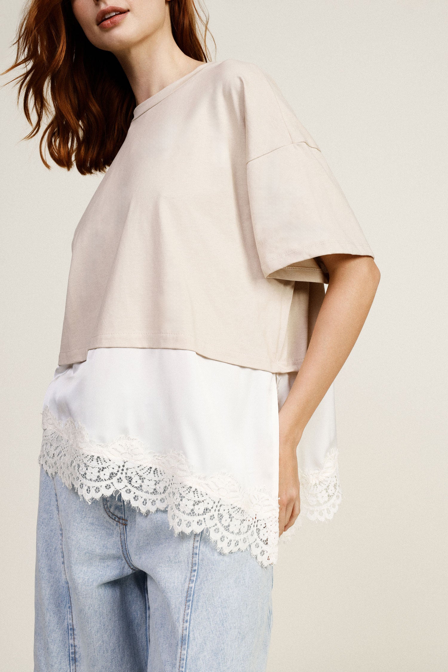 T-shirt con fondo asimmetrico e dettaglio pizzo