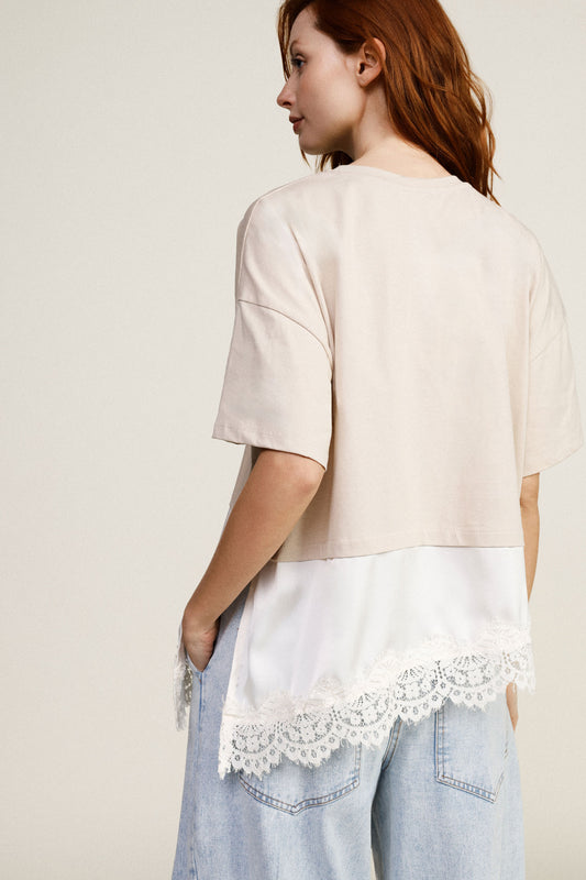 T-shirt con fondo asimmetrico e dettaglio pizzo