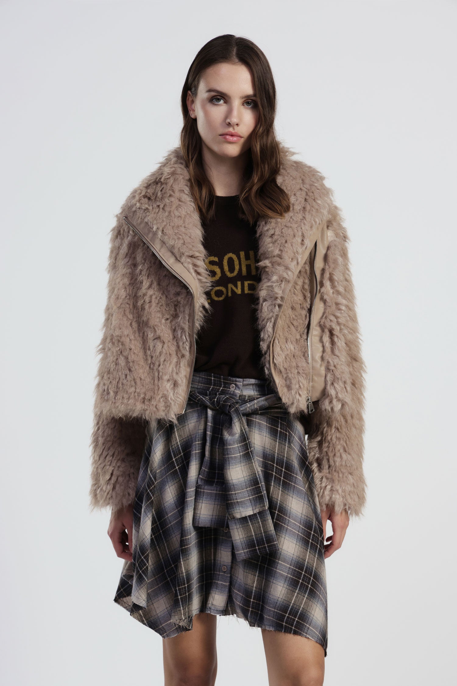 Cappotto corto in pelliccia sintetica con zip laterale