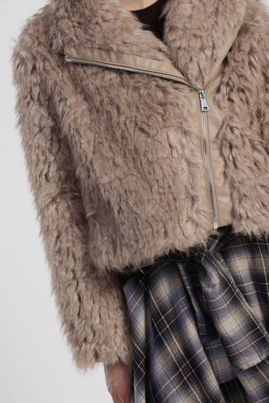 Cappotto corto in pelliccia sintetica con zip laterale