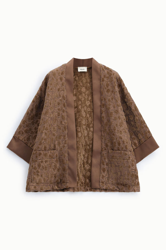 Cappotto corto jacquard con tasche e profili satinati