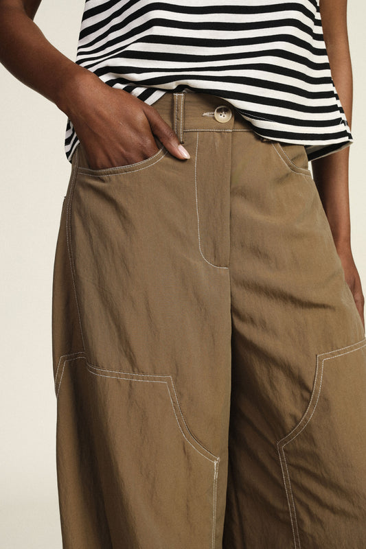 Pantaloni palazzo a vita alta con cuciture a contrasto