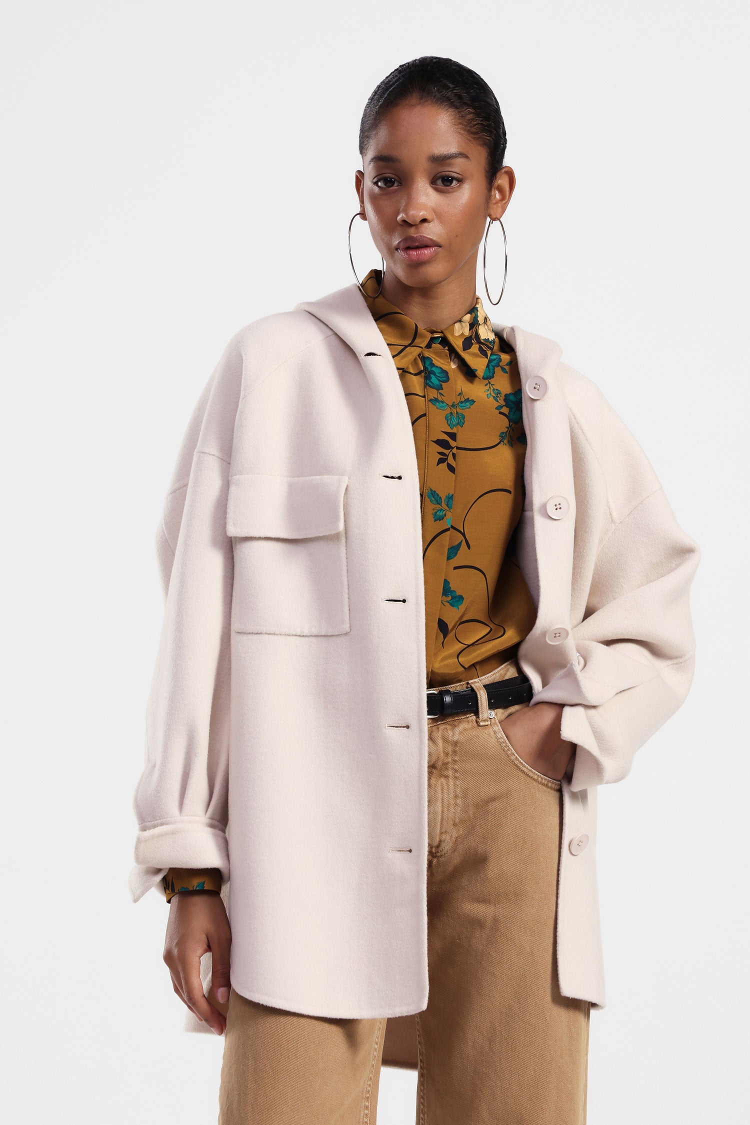 Cappotto con cappuccio e tasche frontali