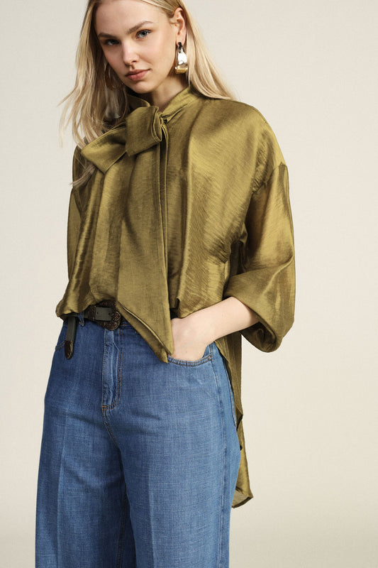 Blusa ampie maniche fiocco e fondo asimmetrico