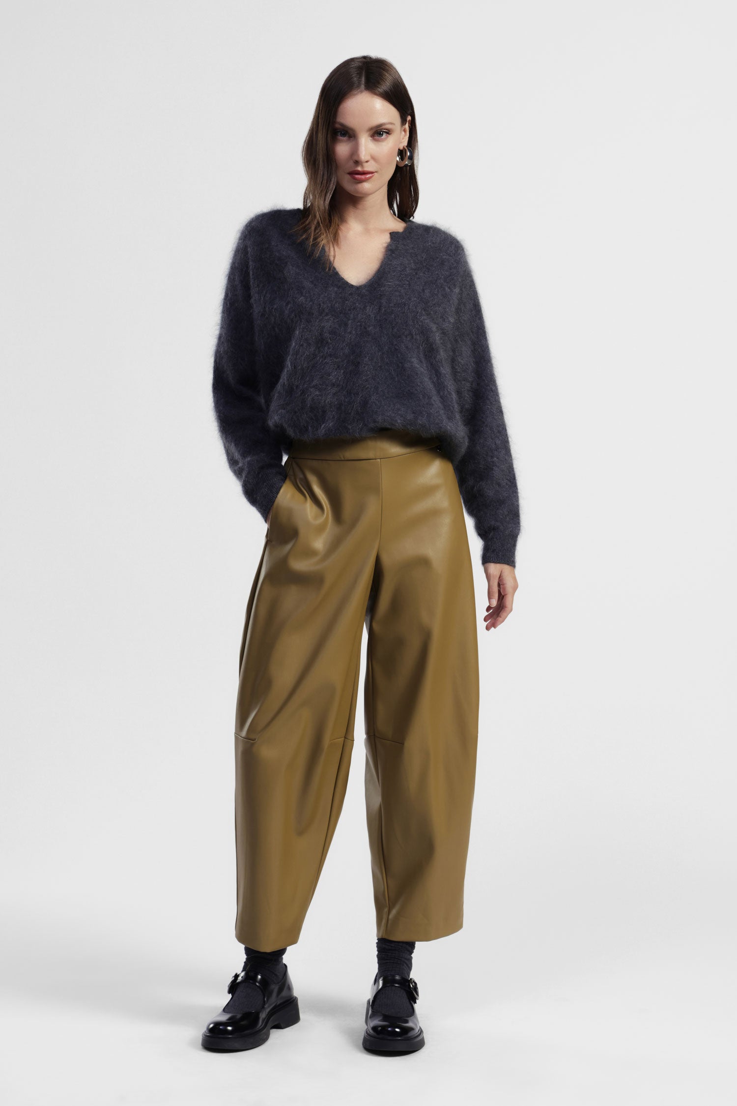 Pantaloni in ecopelle ampi con vita alta