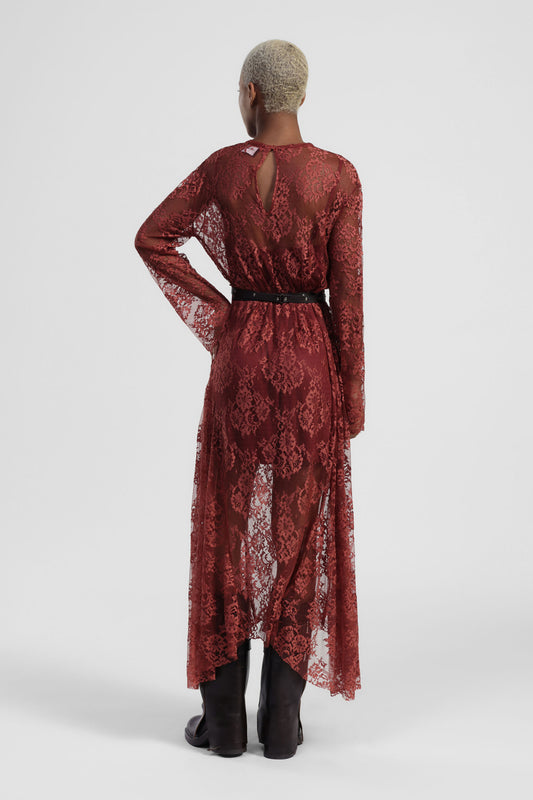 Abito lungo in pizzo con cintura e maniche lunghe