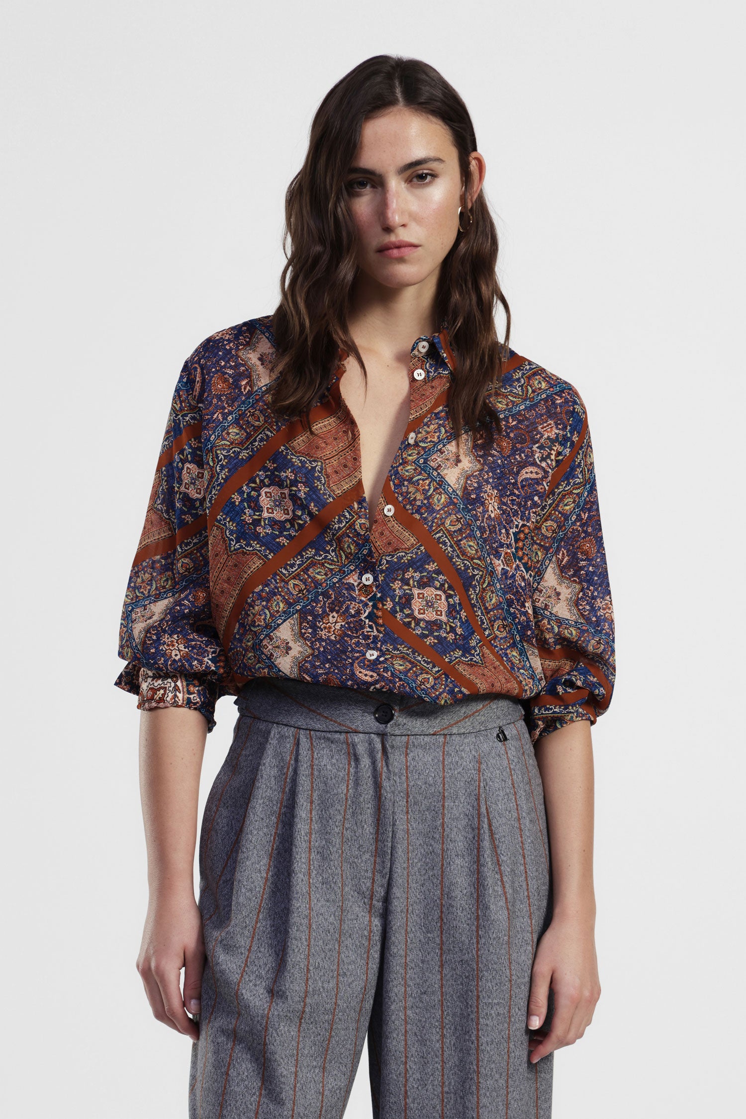 Camicia fantasia geometrica con bottoni frontali