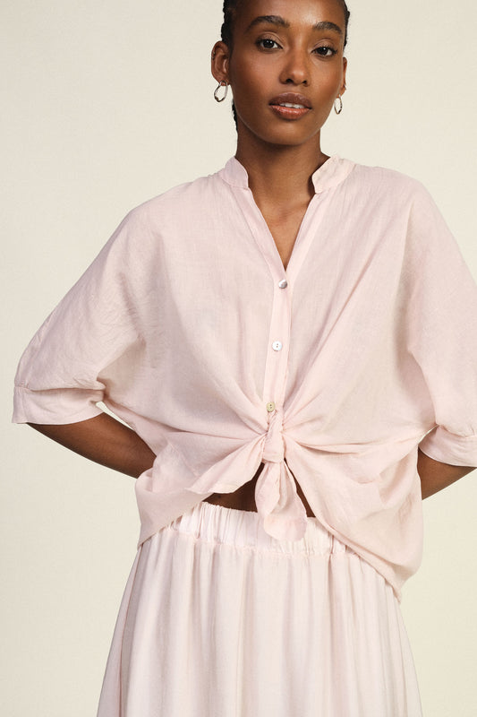 Camicia corta con nodo frontale e maniche ampie