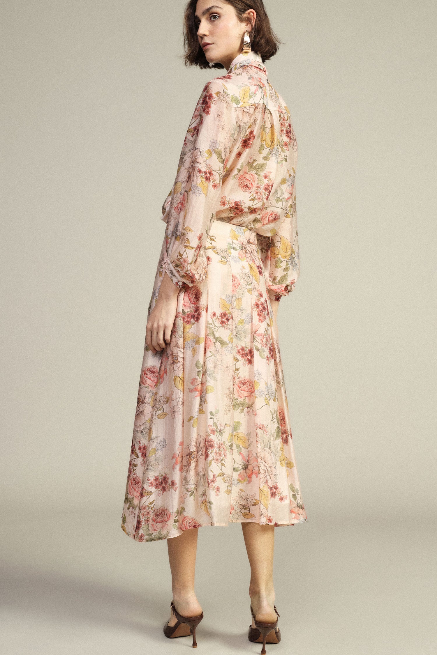 Camicia a fiori con fiocco e maniche lunghe