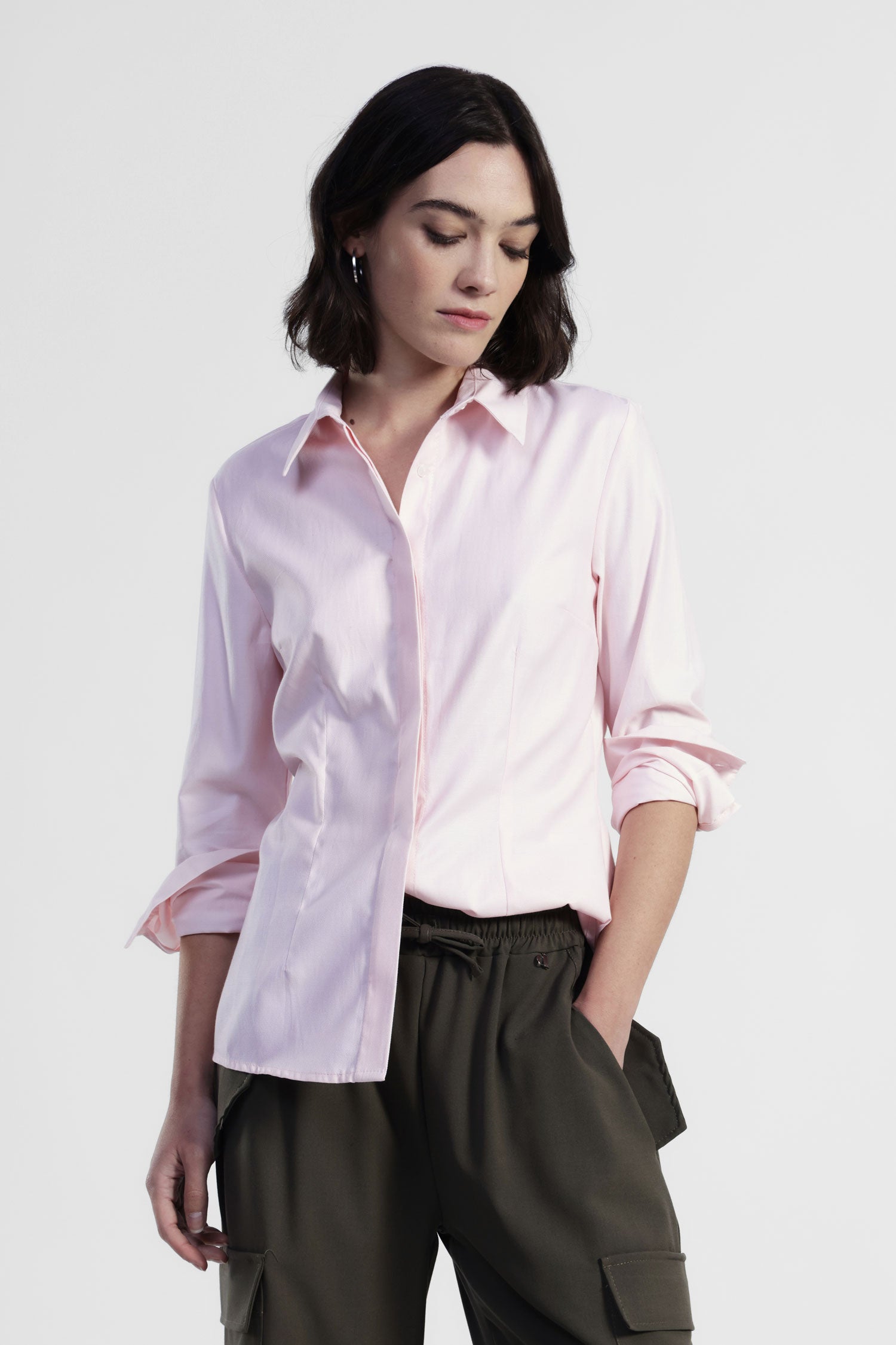 Camicia con colletto classico e bottoni nascosti
