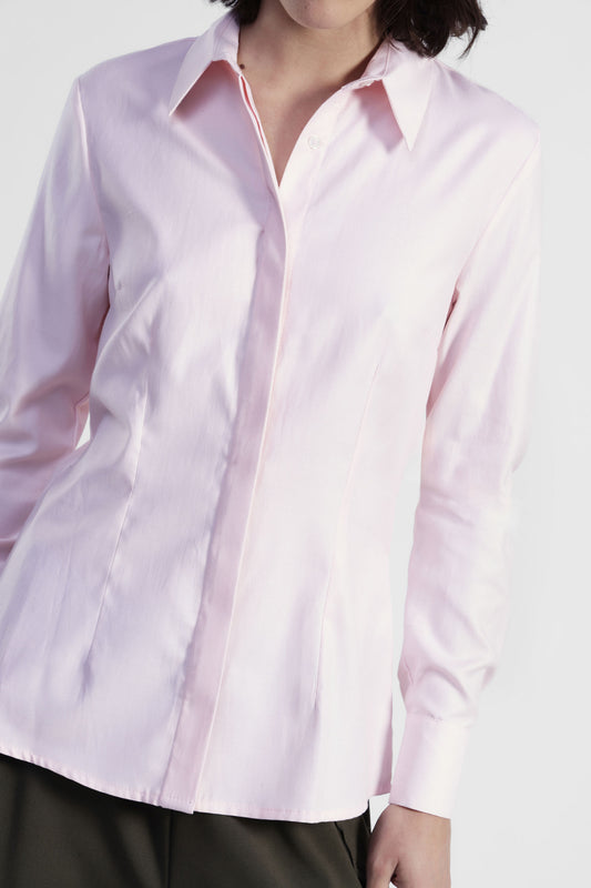 Camicia con colletto classico e bottoni nascosti